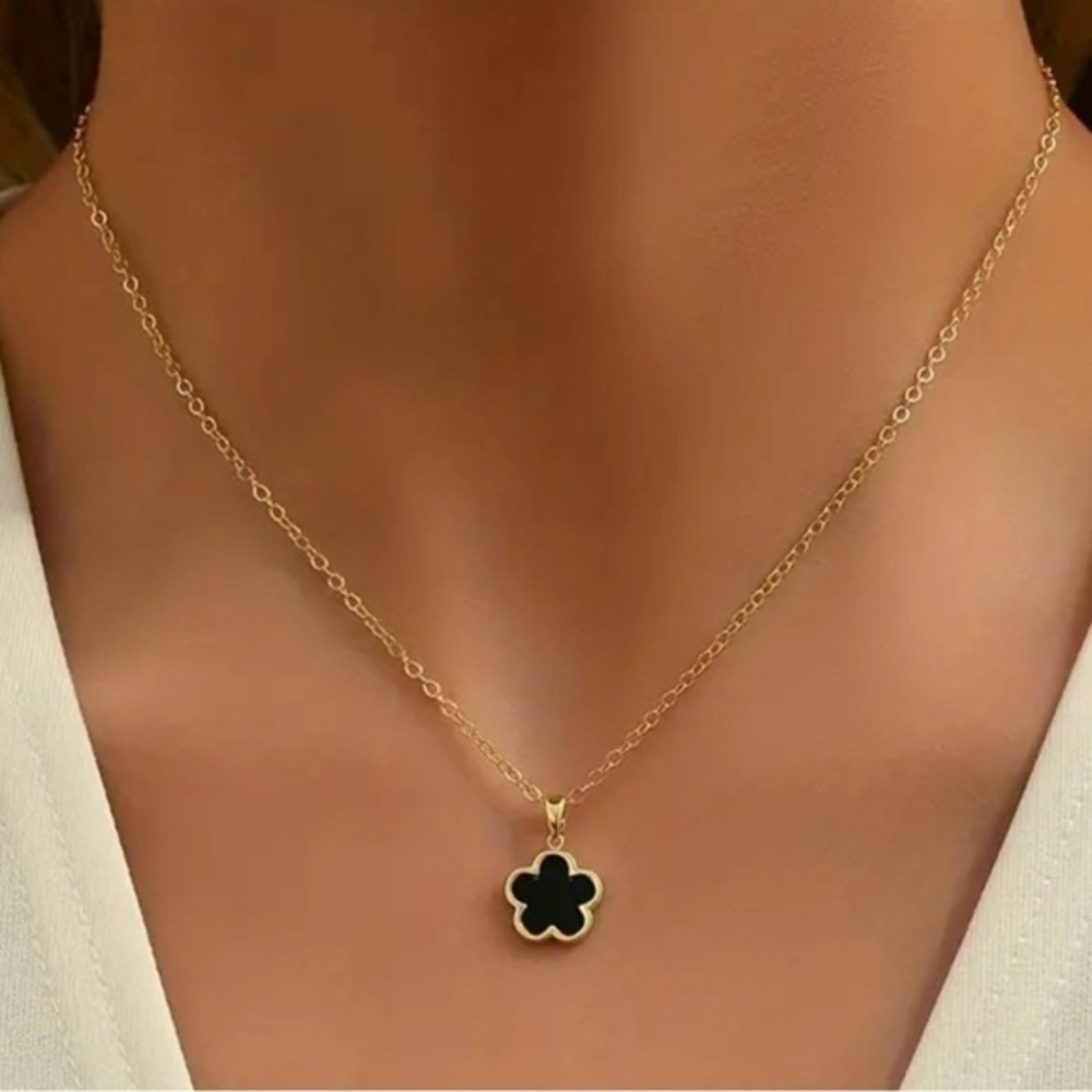 NWT ! Elegant Five-petal Flower Pendant Necklace Female.
